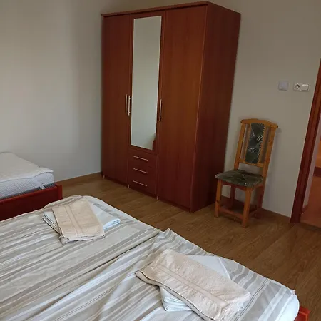 Bor Apartmanhaz גיינסדיאס