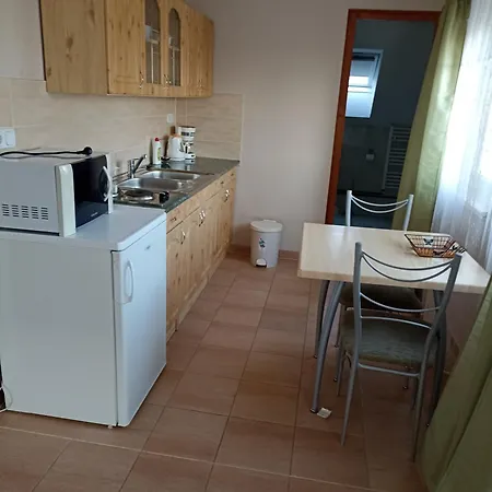 Bor Apartmanhaz * גיינסדיאס