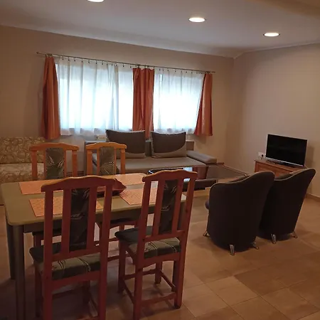 Bor Apartmanhaz דירה
